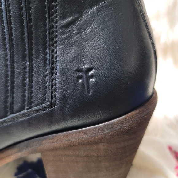 LN.  Frye Boots.  Size 8.  (576) - Picture 6 of 12